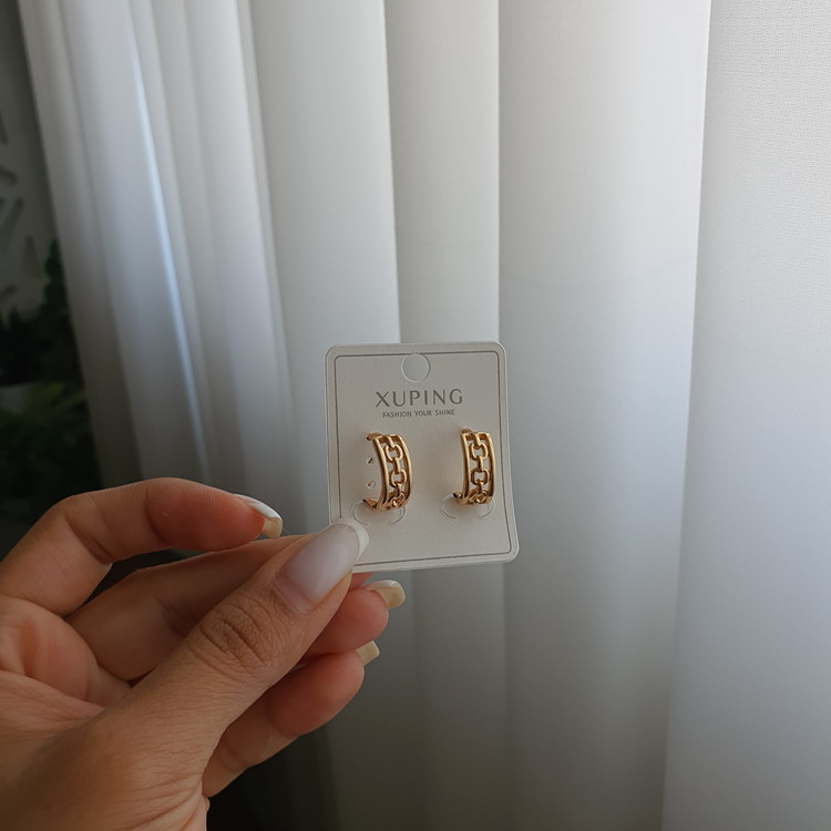 گوشواره حلقه ای طرح کارتیه رنگ طلایی