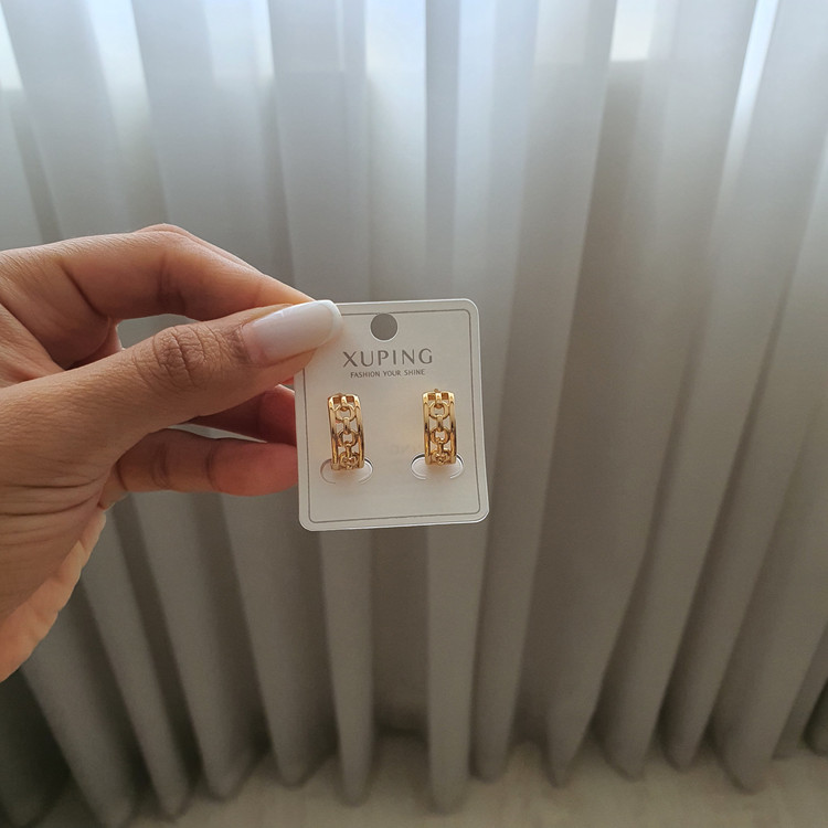 گوشواره حلقه ای طرح کارتیه رنگ طلایی